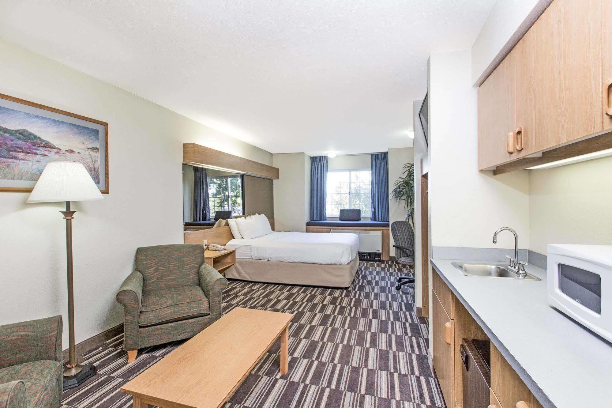Baymont Inn & Suites By Wyndham Anchorage Airport Екстериор снимка