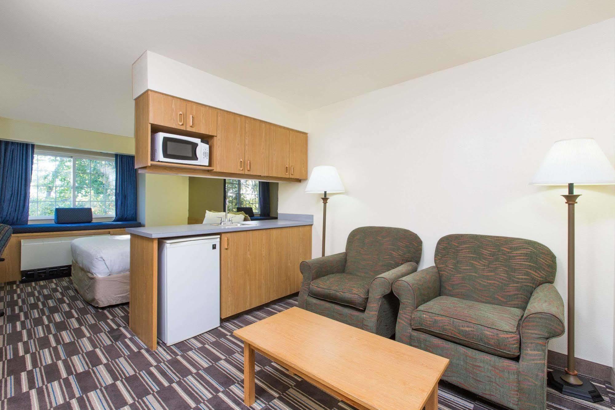 Baymont Inn & Suites By Wyndham Anchorage Airport Екстериор снимка