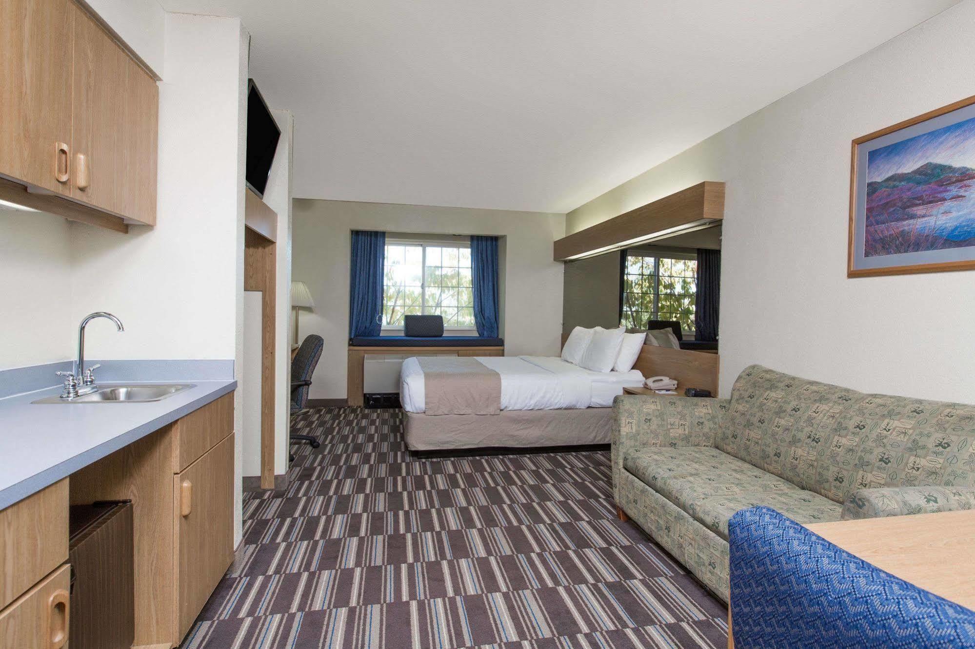 Baymont Inn & Suites By Wyndham Anchorage Airport Екстериор снимка