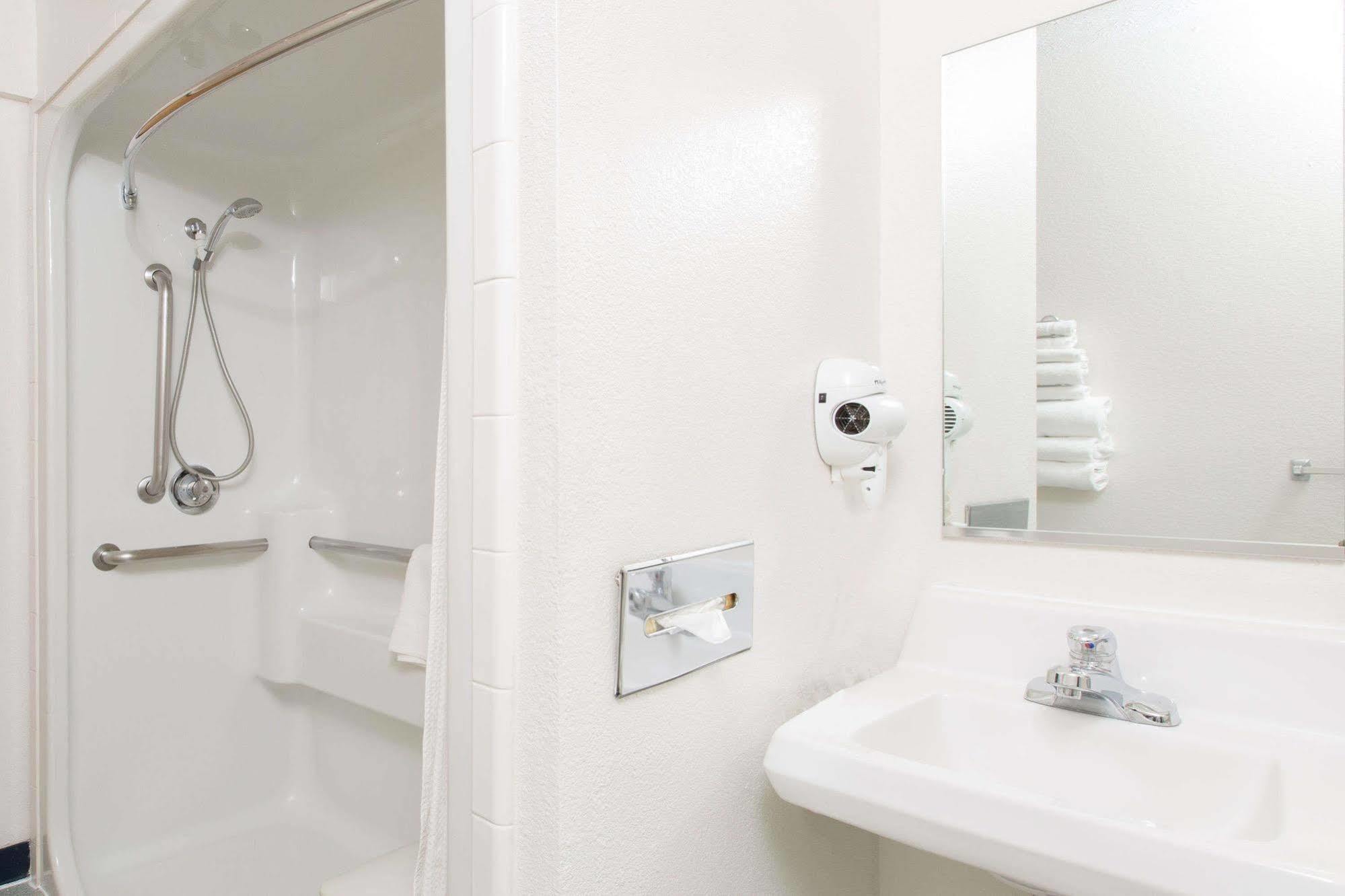 Baymont Inn & Suites By Wyndham Anchorage Airport Екстериор снимка